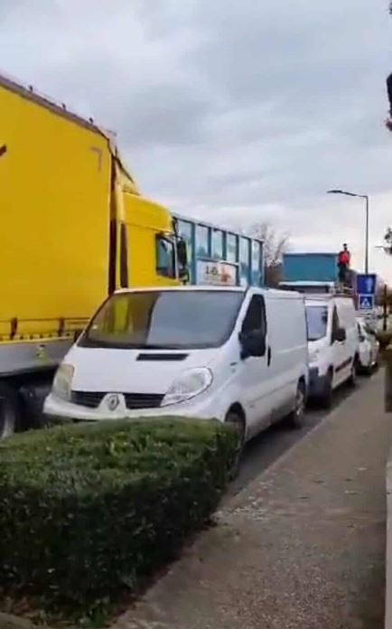 Grande Rue, entre la mairie et l'école !