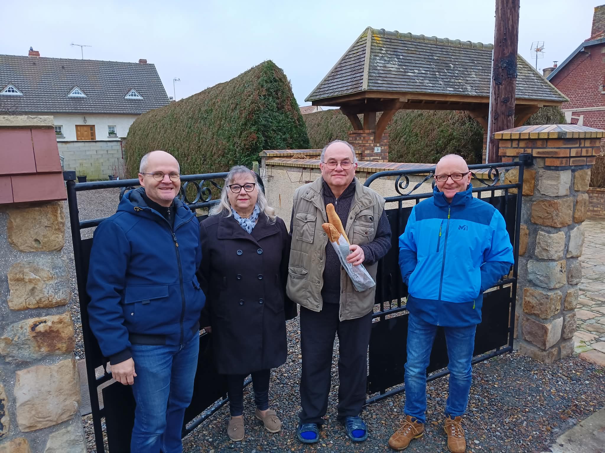 NOS CANDIDATS DISTRIBUENT LE PAIN DU DIMANCHE